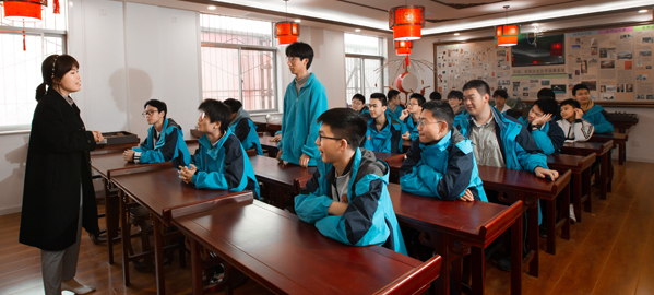 府谷 分类教学，因材施教，采取“一类一方案、一人一目标”的教学方法