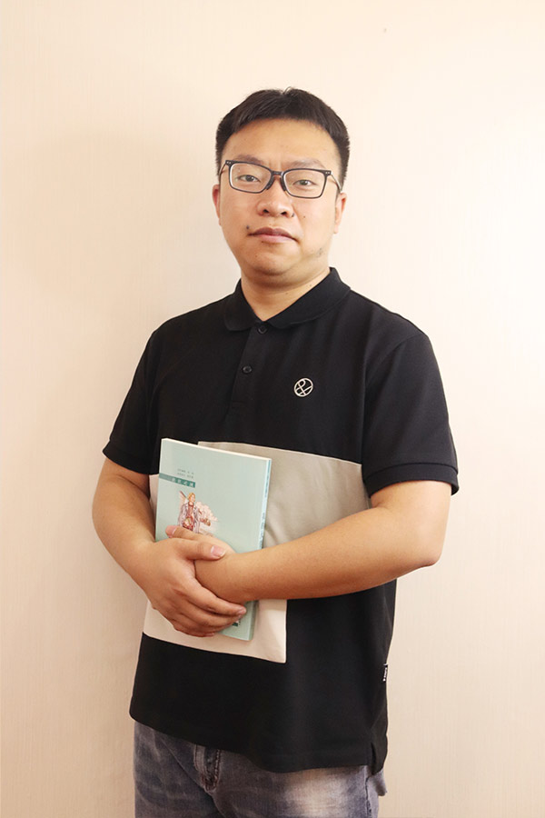 府谷杨斌 本科学历，毕业于西安航空学院