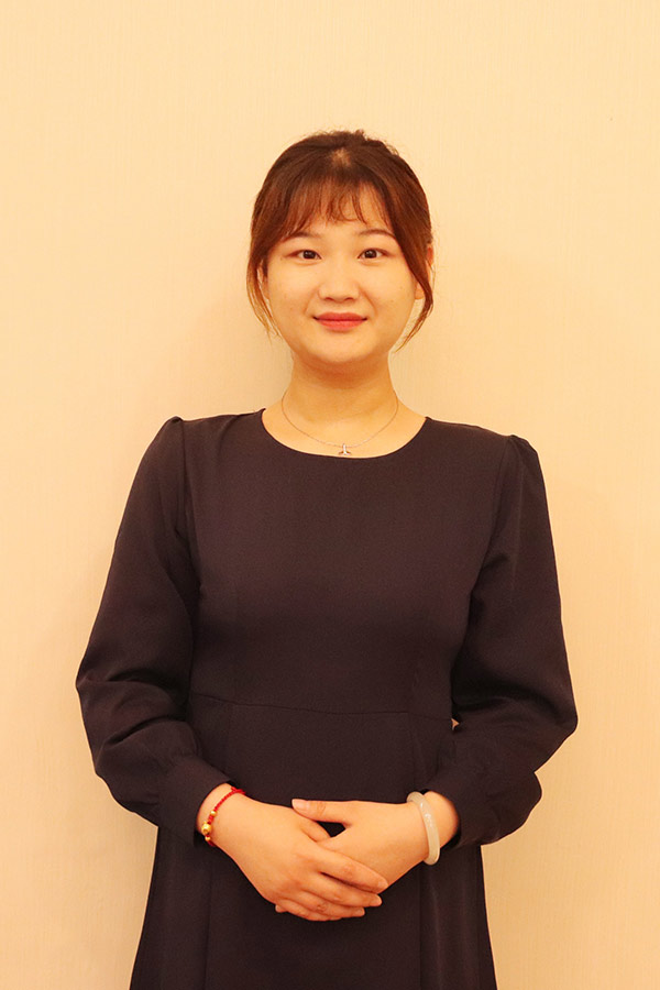 府谷文哲 本科学历，优秀班主任