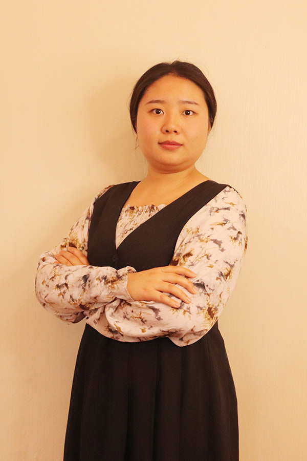 府谷何爱玲 本科学历，优秀班主任